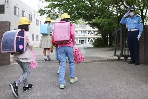夏の暑さが第2波到来に影響…熱中症対策で換気できず“密”に