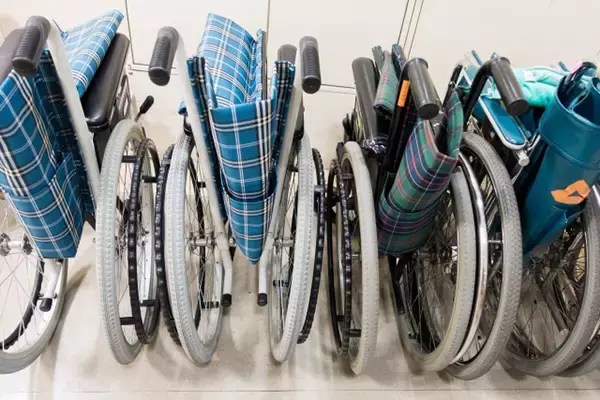 コロナ集団感染乗り越えた老人ホーム明かす「1人で30人をケア」