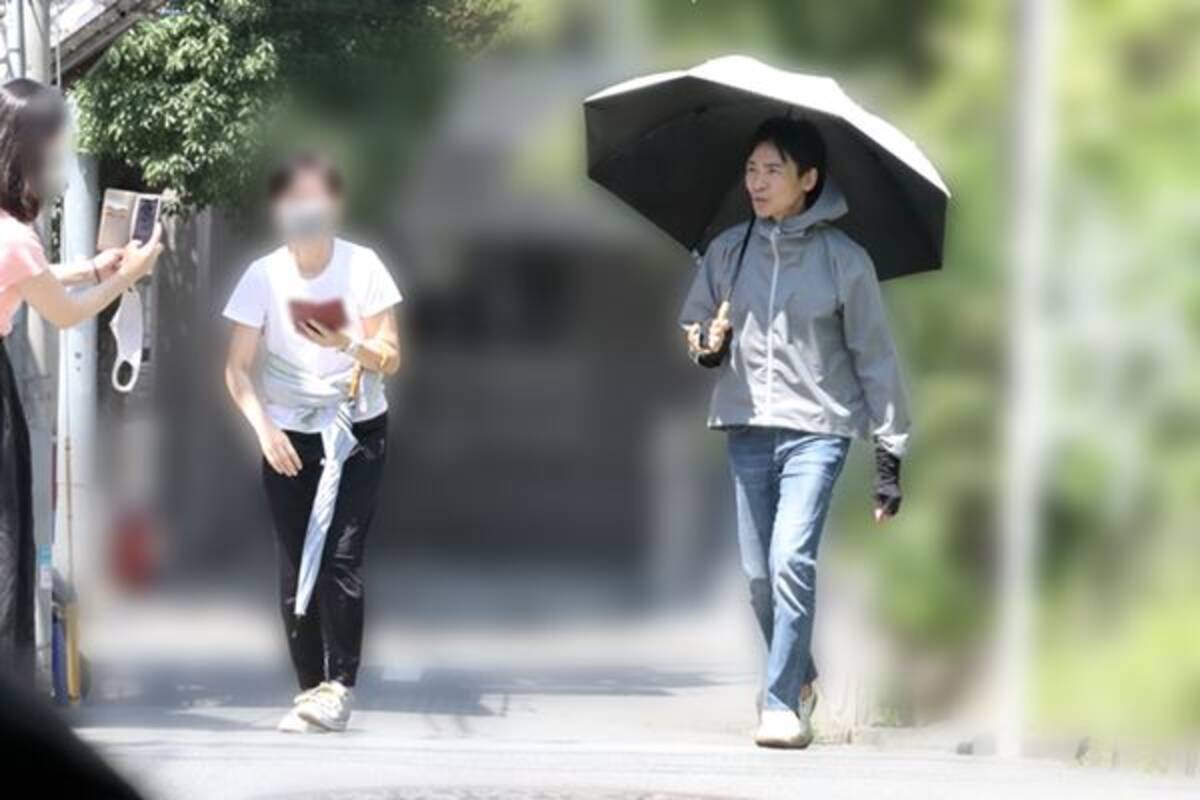 郷ひろみが日焼け対策 日傘にアームカバーで完全防備 エキサイトニュース 2 2
