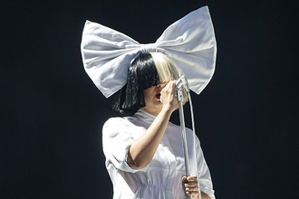 歌手・シーアが44歳で“おばあちゃん”に、ラジオで喜び語る