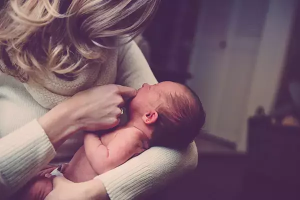 誘拐犯から救った赤ちゃんに女性警官が母乳飲ませ救う 南米