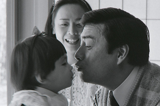 【ほっこり写真館】高橋英樹＆真麻、19年の時を超えた「父娘のキス」
