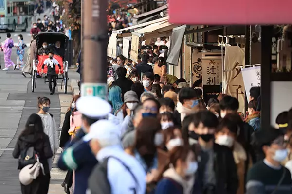 銀行、SA、神社…新型コロナ「年末年始の危険スポット10」