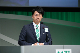 小泉大臣「ゴミでスニーカー」発言に「また変な事を」と批判