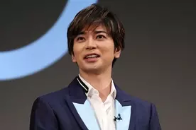 松坂桃李 優等生刑事が変貌 短髪 ヒゲ サングラス タバコの衝撃ビジュアル 21年3月25日 エキサイトニュース