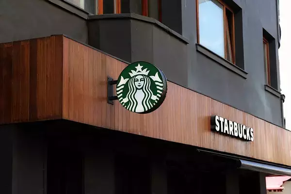 スタバのトイレで生まれた子供が分娩助けたバリスタに再会