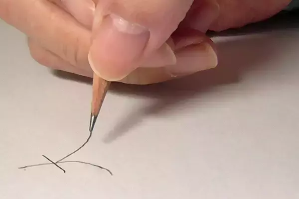 字が左に片寄る人はプラス思考!? 名前の筆跡で潜在意識を鑑定