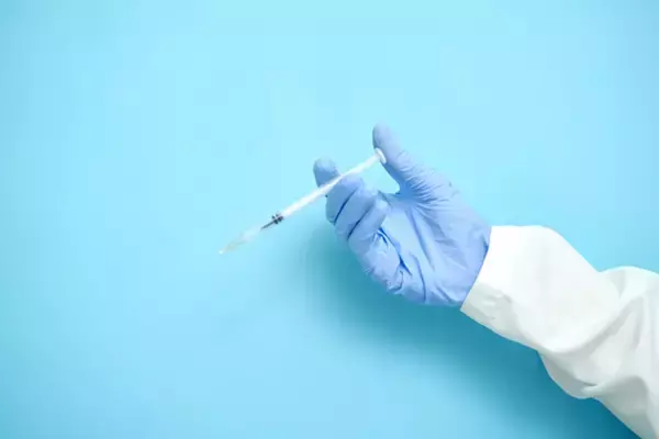 解熱剤、氷のう…「ワクチン副反応」に医師が実践した対処法