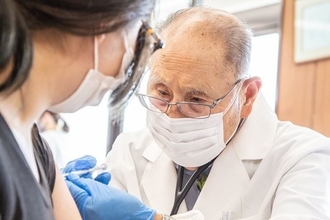 「ワクチン接種は、私の最後の役目」島で診療70年の94歳医師