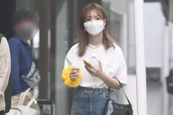 デニムは10万！“プラダを着た”にこるんの新橋を席巻した存在感