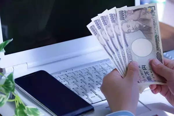 高校生のコミケ同人誌“高額転売自慢”記事が炎上…絶賛した大人たちの責任問う声も