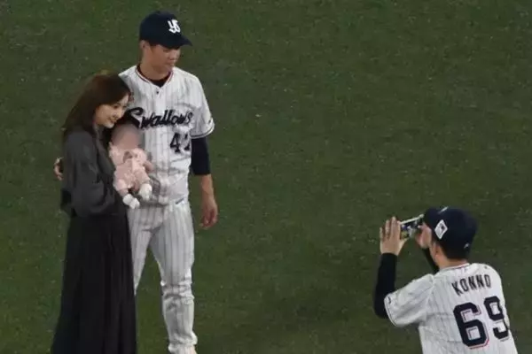 板野友美　球場では先輩選手の妻に挨拶回り！夫の大躍進支える“新米妻”奮闘！