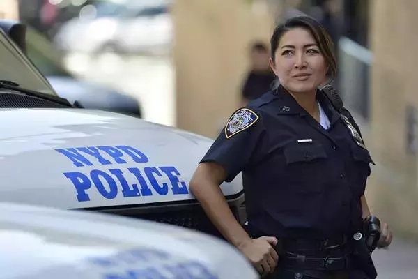 「NY市警察で働く日本女性、危険な街で仕事続ける理由」の画像