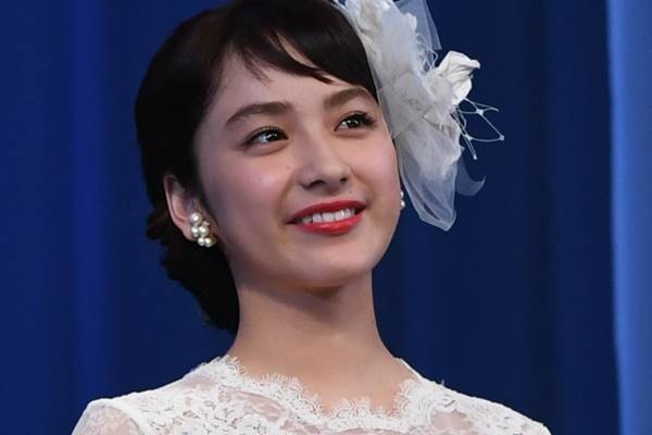 平祐奈 舞台挨拶でのアドリブ力が 姉の平愛梨以上 と大評判 17年12月25日 エキサイトニュース