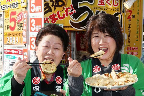 宝くじのゲン担ぎは ジャンボ餃子 販売員の粋なアイデア 18年4月5日 エキサイトニュース