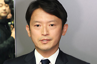 「人殺し」と叫ぶ場面も…レコード会社から厳重注意の人気女性シンガー　斎藤知事へのデモで「語ったコト」