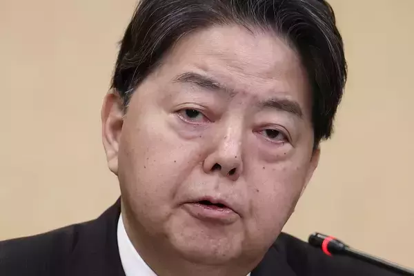 「憧れて髪型も真似していました」林総務大臣　公開した約30年前の“ビートルズ風”写真にネット騒然