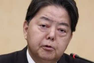 「なんか似てる」ネット衝撃…65歳“現役”大臣が公開した約30年前の“ビートルズ風”写真