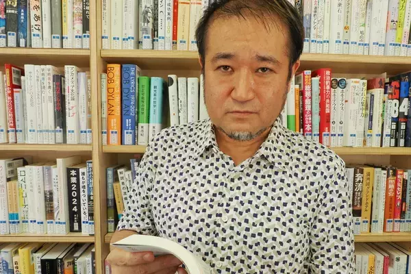 「僕の戦争はバーチャル」哲学者・東浩紀氏が語る「平和ボケ」の自覚から始まる真実