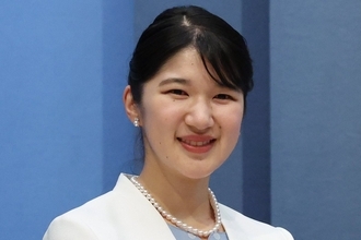 《フェルメールとリンクコーデ》愛子さま　“真珠の耳飾り”でお成りに！「水色×白ドットワンピース」姿にSNS絶賛