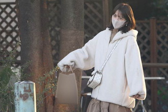 「わずかに見える」「あ、穴が…」佐々木希　ひと癖タンクトップで“胸元露出”も…貫く“ヘルシー路線”