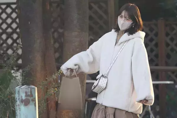 「わずかに見える」「あ、穴が…」佐々木希　ひと癖タンクトップで“胸元露出”も…貫く“ヘルシー路線”