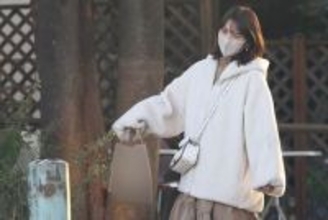 「わずかに見える」「あ、穴が…」佐々木希　ひと癖タンクトップで“胸元露出”も…貫く“ヘルシー路線”