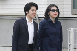 《“小室圭さんの母”なら大騒ぎになるはず…》佳代さん　自伝本の次に発表した“作品”が「誰にも気づかれなかった」ワケ