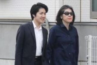 《“小室圭さんの母”なら大騒ぎになるはず…》佳代さん　自伝本の次に発表した“作品”が「誰にも気づかれなかった」ワケ