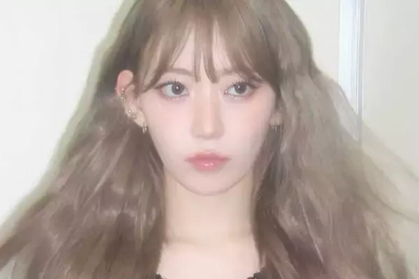 「服ちゃんと着て」「美しすぎる」28歳韓流アイドル　“ずり落ち”ファッションに驚きと称賛の声