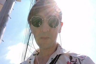《酒を片手にタクシーでガールズバーへ》消えた大河俳優　芸能界引退→2度の離婚後に“意味深投稿”→アルコール依存症、借金生活を経て“芸人転向”の現在地
