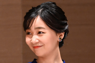 《胸元のお直しも》佳子さま　「爽やかロイヤルブルーワンピ」は“愛子さまご愛用ブランド”…担当者が明かす「反響」
