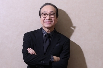 《稽古の後にちょっと飲まない？》小日向文世が明かす11歳年下の劇団後輩妻とのなれそめ