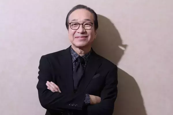 《稽古の後にちょっと飲まない？》小日向文世が明かす11歳年下の劇団後輩妻とのなれそめ