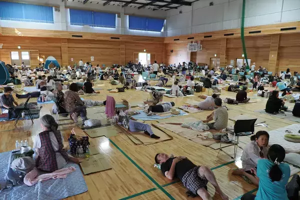 【熊本地震】避難所は“エアコン故障”に“電波難”…酷暑35度で「今日も寝られない」被災者悲痛
