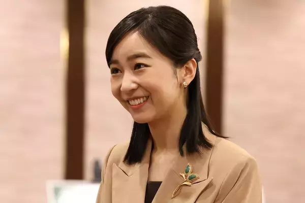 「佳子さま　胸元には姉・眞子さんと“お揃いのブローチ”がキラリ…引き継がれた式典で見えた“姉妹の絆”」の画像