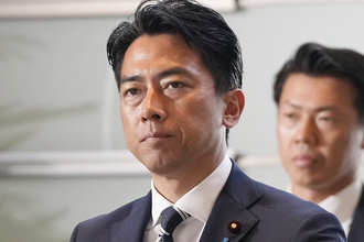 「怒りがおさまらない」父は超有名アーティストの二世ミュージシャン　小泉進次郎氏と軍用犬開発キーマンの“握手写真”に怒り投稿