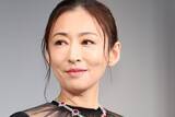 「松雪泰子　24歳息子が毎日車で舞台の送迎に…21年のシンママ奮闘への“恩返し”」の画像1