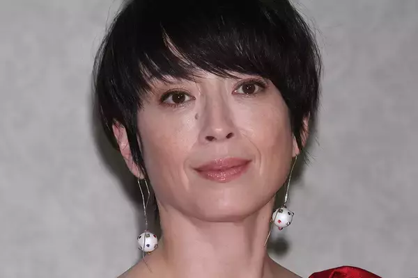 「なんでそんなに攻めたファション？」宮沢りえ　ネット賛否となった“色気ありすぎ”ドレスの真相