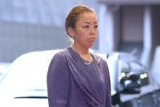 《金髪はご健在》瑶子さま　人気舞台女優と“親密2ショット”が話題…昨年も「母娘の溝」が深まるなか通われていた“場所”