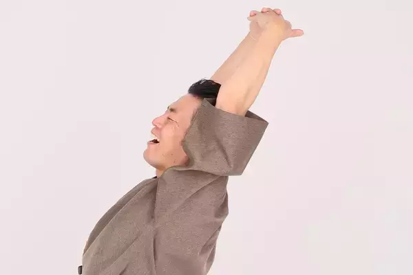 ごぼう先生が動画で解説！「50代からの不調解消体操」【睡眠の質改善 朝のバンザイランジ】｜介護界のアイドル