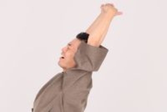 ごぼう先生が動画で解説！「50代からの不調解消体操」【睡眠の質改善 朝のバンザイランジ】｜介護界のアイドル