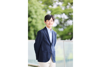 《ロイヤルサイバーパンク感》悠仁さま　20歳お誕生日写真の「3Dメガネ」姿が話題…SNSを驚かせた“ギャップ”