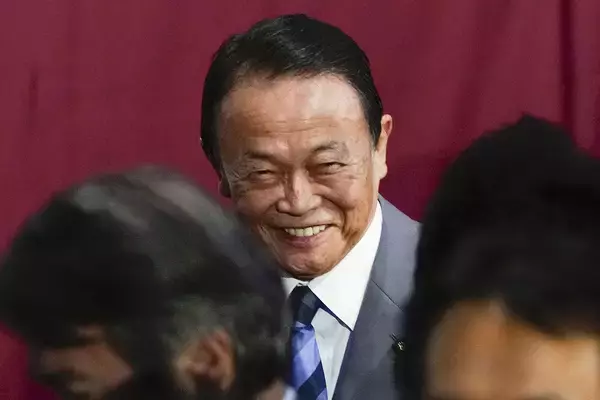 「顔に出過ぎ」麻生太郎氏　高市氏勝利後に“満面の笑み”、昨年の石破首相勝利時との“真逆の表情”にネット騒然
