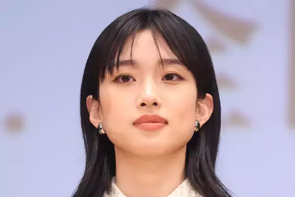 「目のやり場に困る」「イメージ違いますね」河合優実　“ミニスカ”ドレスに賛否の声…比較された世界的“韓流”アイドル