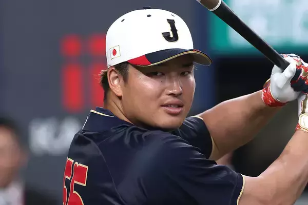 「侍ジャパンとして恥ずかしくない言動を」村上宗隆　天皇ご一家を前に“腕組み騒動”で受けていた「注意勧告」