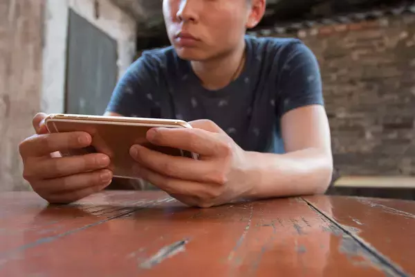 末期がんの父親の治療費を携帯ゲームに課金した12歳少年が孤児院へ