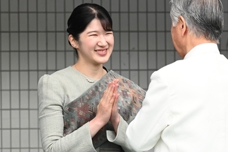 《刃先を…》愛子さま　テープカット時の「はさみの持ち方」が話題に…1年前の「斧」からの“変化”