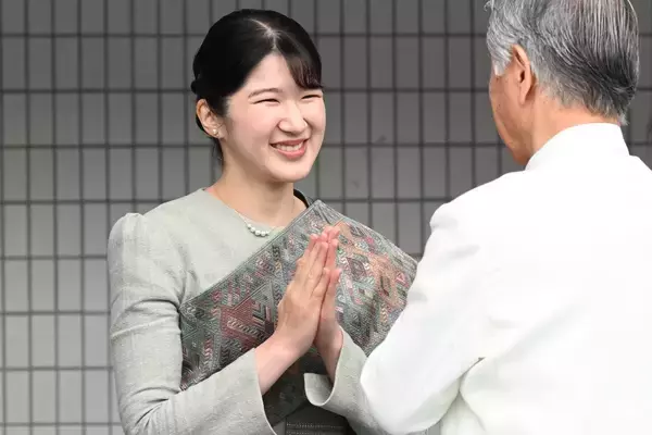 《刃先を…》愛子さま　テープカット時の「はさみの持ち方」が話題に…1年前の「斧」からの“変化”
