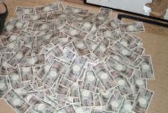 宝くじ3億2千万円当選者が顔出し初告白！「330万円のロレックスを即購入」も“女性に7千万注ぎ込む”“株価大暴落で全て失う”の悲劇と再起